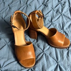 Brown Crown Vintage Heels - Size 7.5